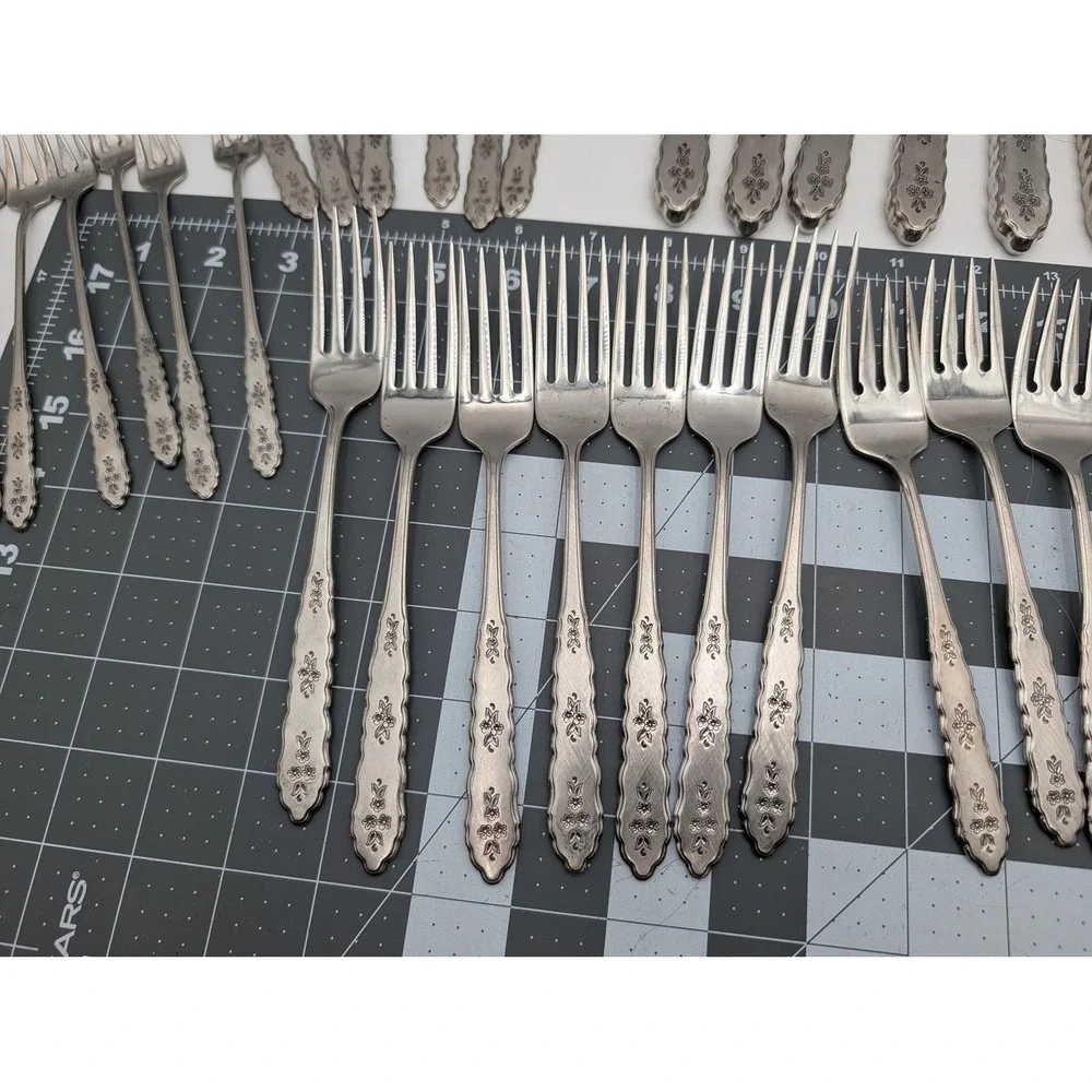 Oneida Flatware Silver Distinction Deluxe Stainless Floral Bouquet 49 Piece Set
